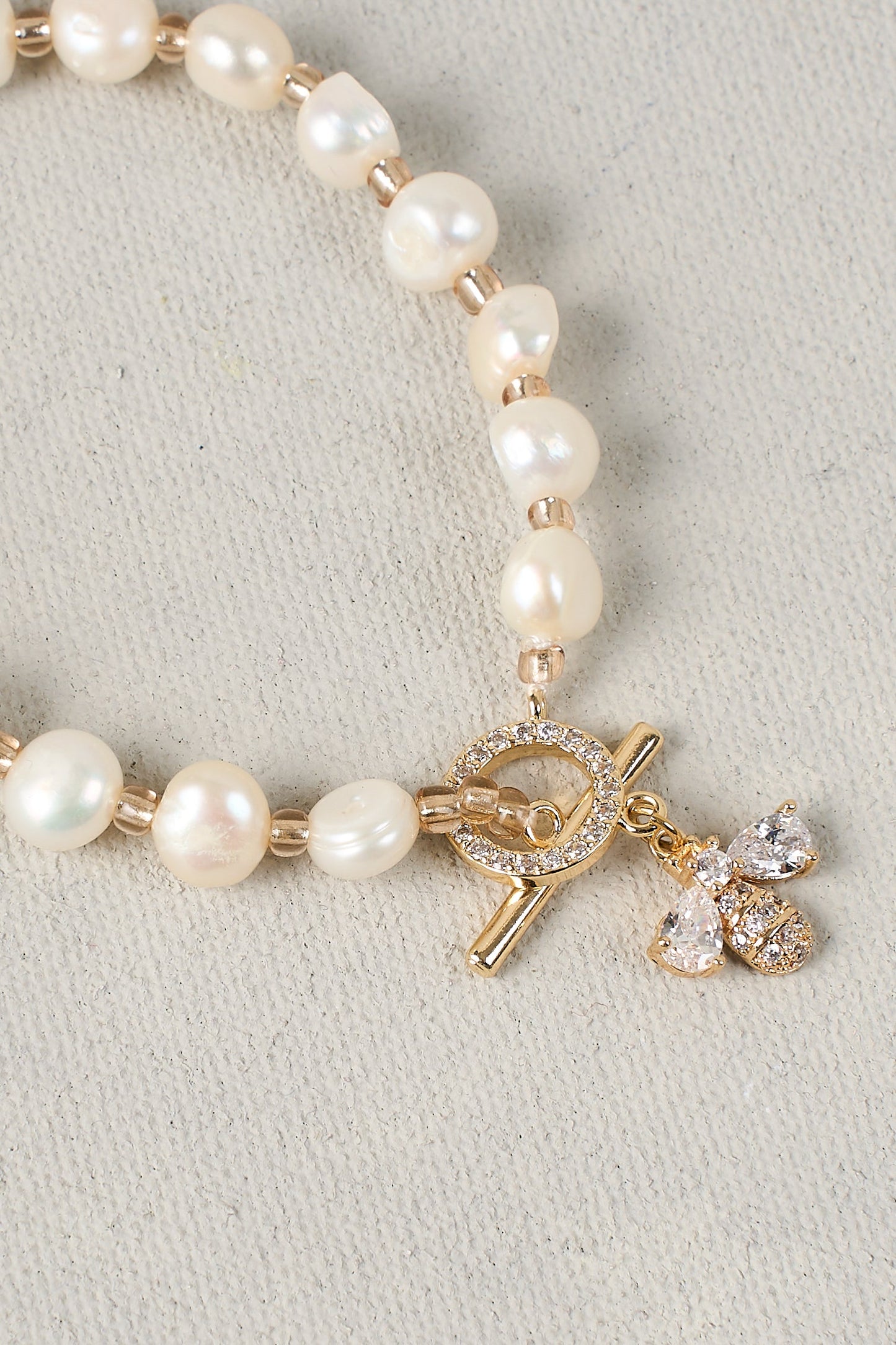 Bee Pearl Wrist – Cream